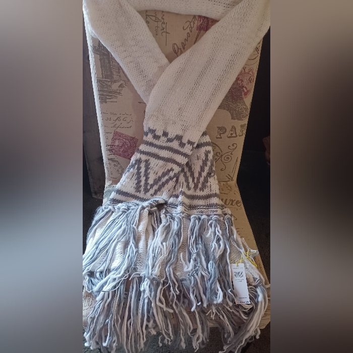 Clearance Bcbg Nwt Yarn Scarf (Grey & White Sz. Os)